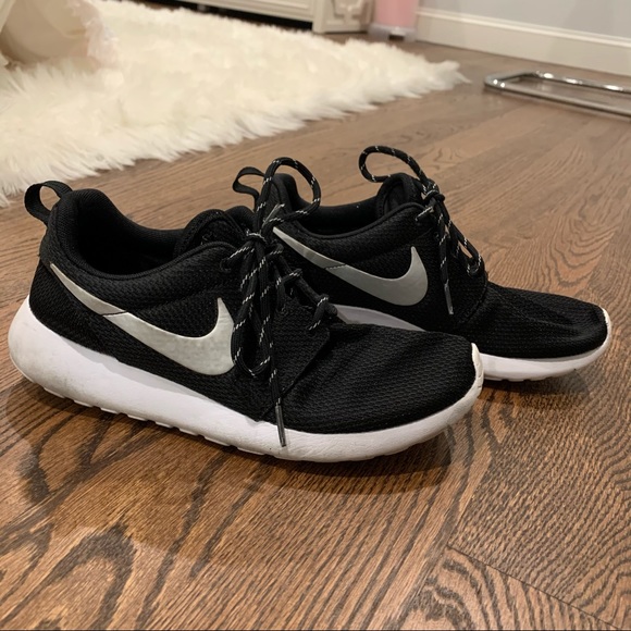 black nike roshe